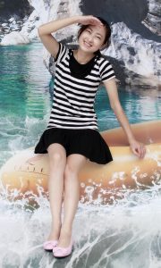 爱秀美腿的美女在温泉酒店度假时的照片