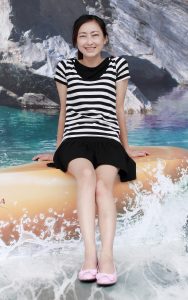 爱秀美腿的美女在温泉酒店度假时的照片