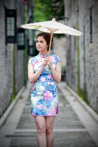 穿旗袍的江南轻熟女撑伞身材凹凸大腿丰满