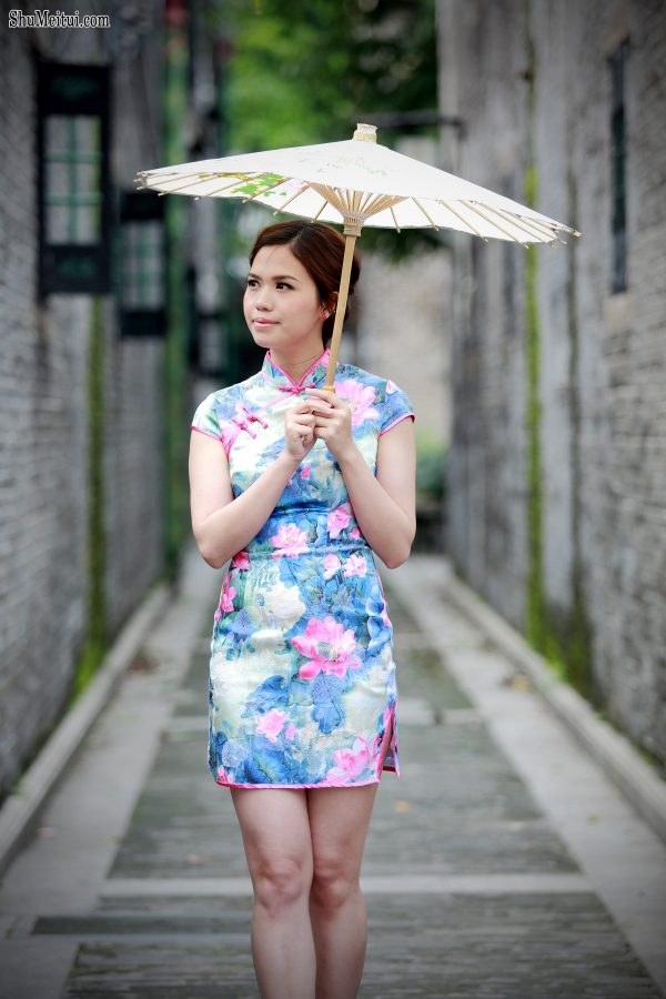 穿旗袍的江南轻熟女撑伞身材凹凸大腿丰满[第1张/共10张]