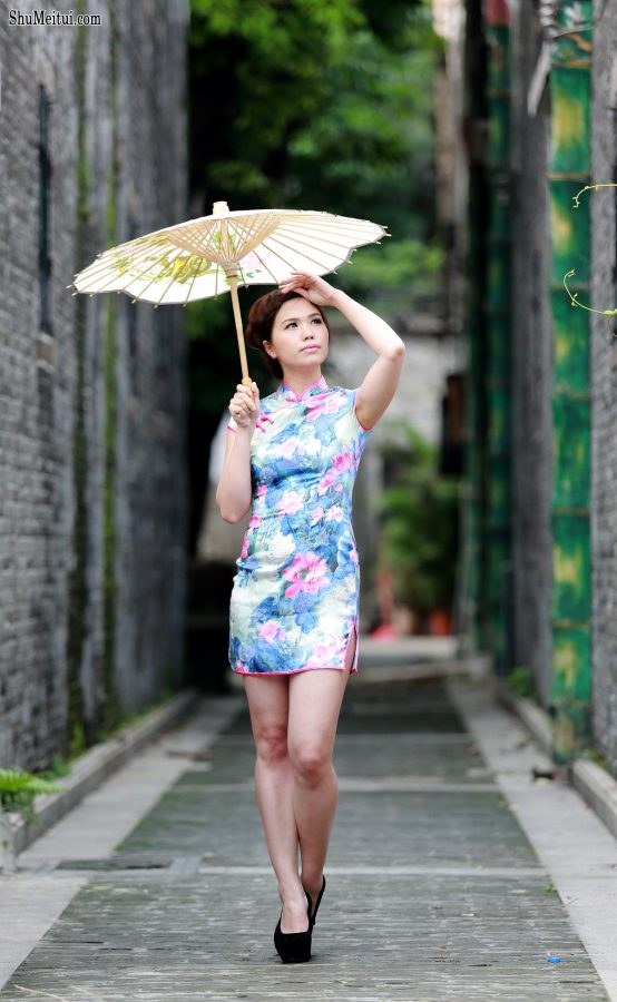 穿旗袍的江南轻熟女撑伞身材凹凸大腿丰满[第3张/共10张]