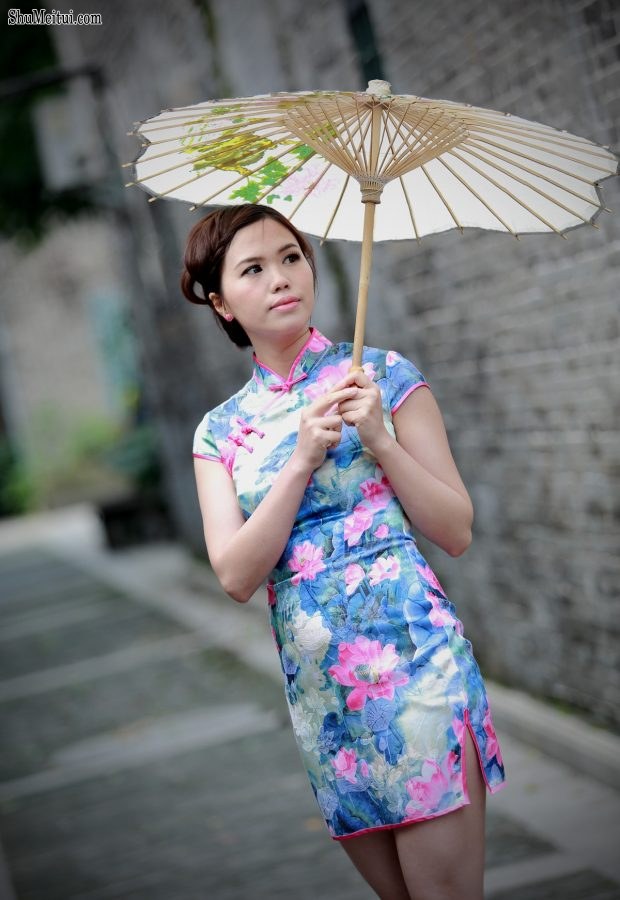 穿旗袍的江南轻熟女撑伞身材凹凸大腿丰满[第4张/共10张]