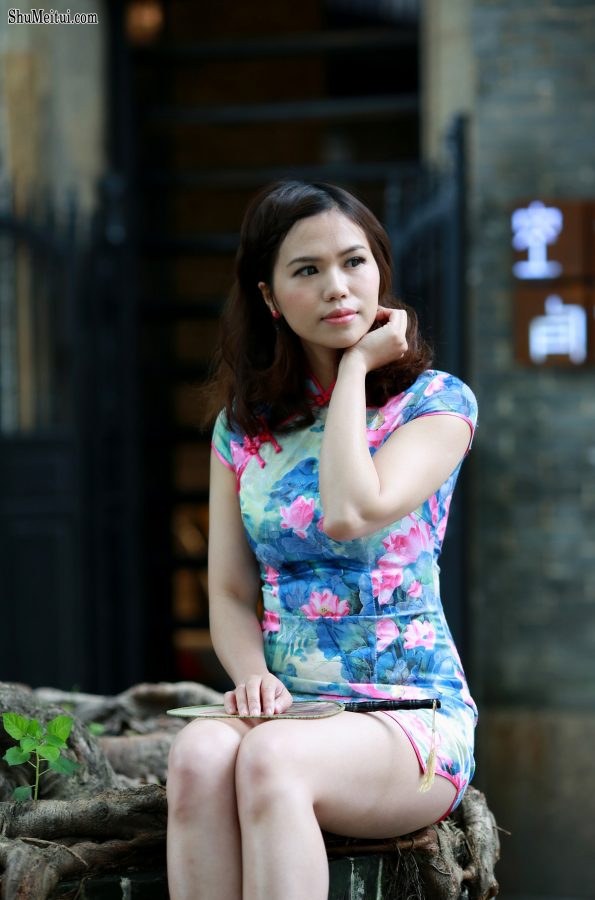 穿旗袍的江南轻熟女撑伞身材凹凸大腿丰满[第6张/共10张]