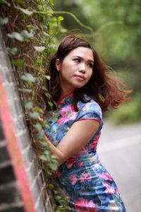 穿旗袍的江南轻熟女撑伞身材凹凸大腿丰满