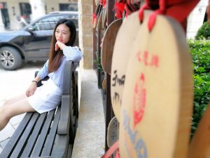 山东休嫂车内美白腿玉足