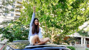 山东休嫂车内美白腿玉足