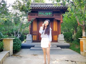 山东休嫂车内美白腿玉足