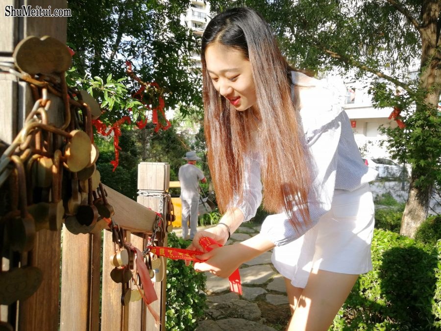 山东休嫂车内美白腿玉足[第18张/共19张]