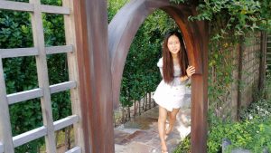 山东休嫂车内美白腿玉足