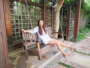 山东休嫂车内美白腿玉足