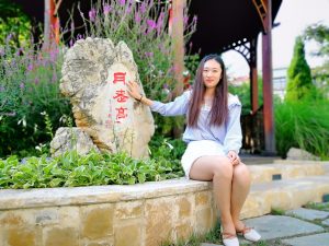 山东休嫂车内美白腿玉足