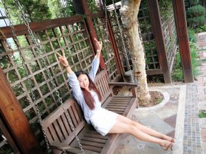 山东休嫂车内美白腿玉足