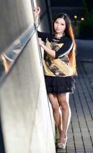 直发美女孙秀嫂在午后拍写真展示高跟鞋美腿