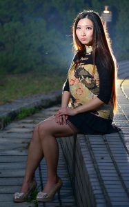 直发美女孙秀嫂在午后拍写真展示高跟鞋美腿