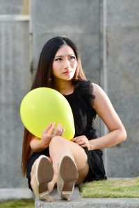 直发美女孙秀嫂展示高跟鞋底