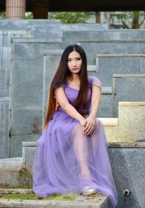 略丰满的直发美女孙秀嫂纱裙里的美腿