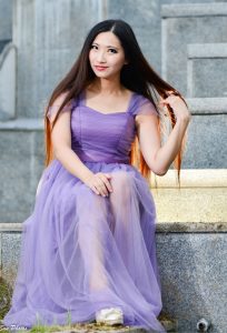 略丰满的直发美女孙秀嫂纱裙里的美腿