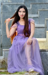 略丰满的直发美女孙秀嫂纱裙里的美腿