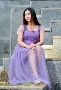 略丰满的直发美女孙秀嫂纱裙里的美腿