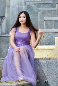 略丰满的直发美女孙秀嫂纱裙里的美腿