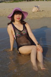 穿黑纱泳装的人妻海边大秀性感