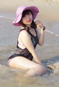 穿黑纱泳装的人妻海边大秀性感