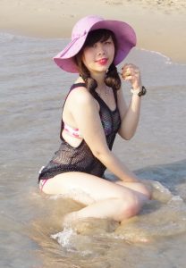 穿黑纱泳装的人妻海边大秀性感