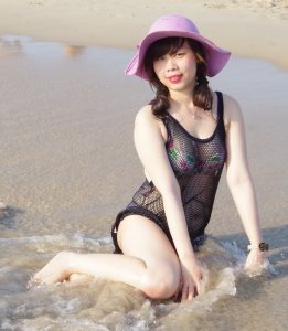 穿黑纱泳装的人妻海边大秀性感