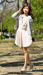 阳光下拍摄穿肉丝袜高跟鞋的小姐姐