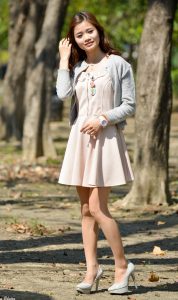 阳光下拍摄穿肉丝袜高跟鞋的小姐姐