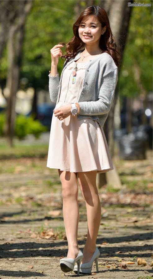 阳光下拍摄穿肉丝袜高跟鞋的小姐姐[第15张/共34张]