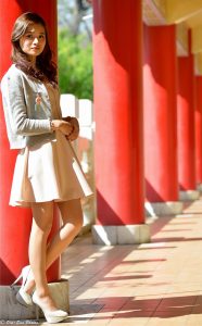 阳光下拍摄穿肉丝袜高跟鞋的小姐姐