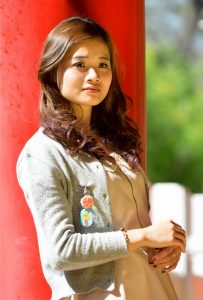 阳光下拍摄穿肉丝袜高跟鞋的小姐姐