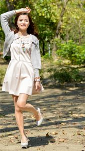 阳光下拍摄穿肉丝袜高跟鞋的小姐姐