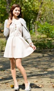 阳光下拍摄穿肉丝袜高跟鞋的小姐姐