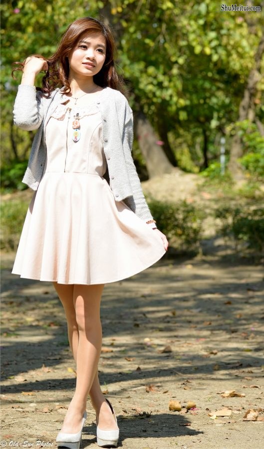 阳光下拍摄穿肉丝袜高跟鞋的小姐姐[第8张/共34张]