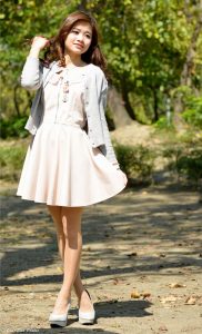 阳光下拍摄穿肉丝袜高跟鞋的小姐姐