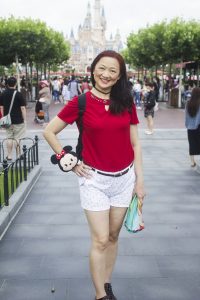 富贵熟女莎莎姐短裤白腿游玩迪士尼