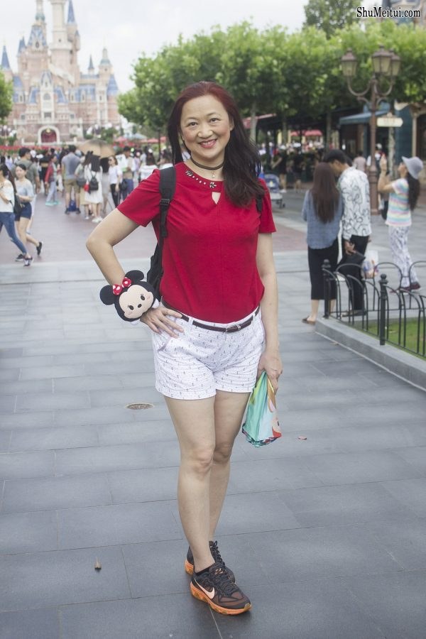 富贵熟女莎莎姐短裤白腿游玩迪士尼[第2张/共6张]