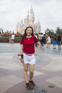 富贵熟女莎莎姐短裤白腿游玩迪士尼