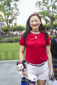 富贵熟女莎莎姐短裤白腿游玩迪士尼