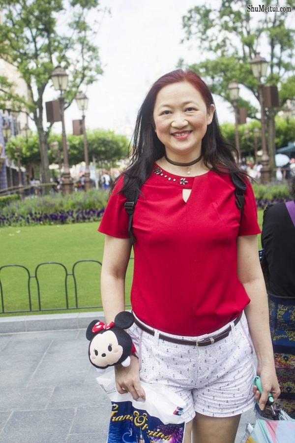 富贵熟女莎莎姐短裤白腿游玩迪士尼[第5张/共6张]