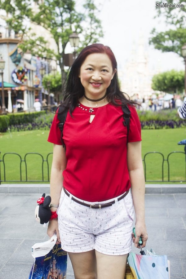 富贵熟女莎莎姐短裤白腿游玩迪士尼[第6张/共6张]