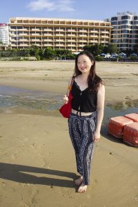 富贵熟女莎莎姐光脚丫踩在沙滩上