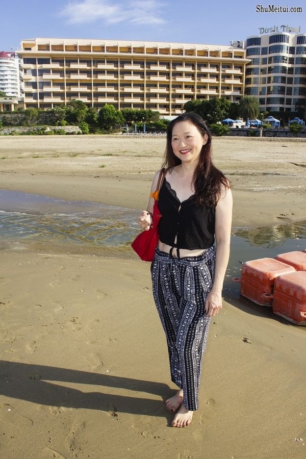 富贵熟女莎莎姐光脚丫踩在沙滩上[第1张/共7张]