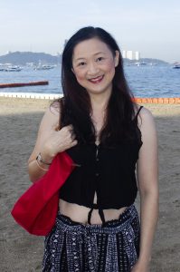 富贵熟女莎莎姐光脚丫踩在沙滩上