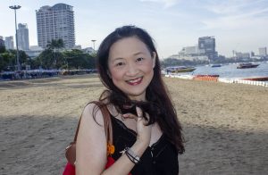 富贵熟女莎莎姐光脚丫踩在沙滩上