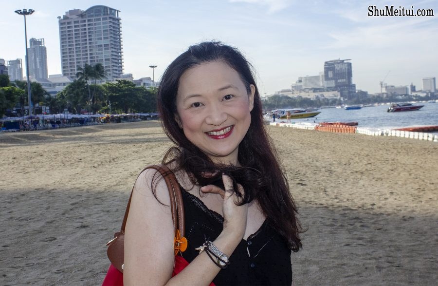 富贵熟女莎莎姐光脚丫踩在沙滩上[第4张/共7张]