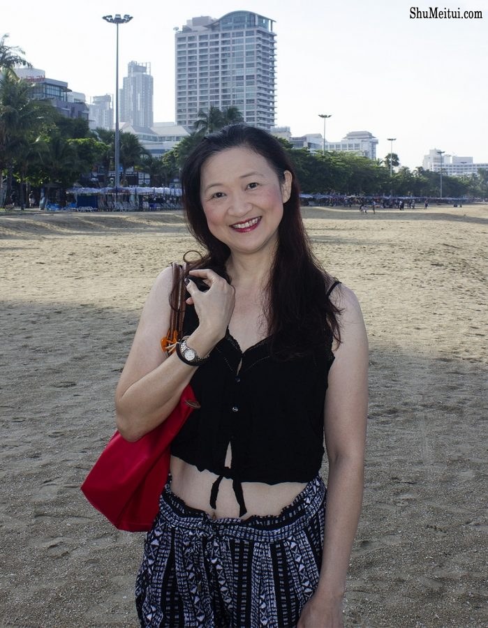 富贵熟女莎莎姐光脚丫踩在沙滩上[第5张/共7张]