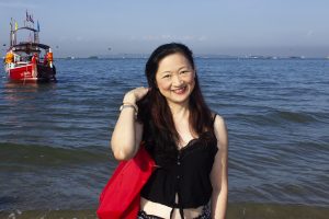 富贵熟女莎莎姐光脚丫踩在沙滩上